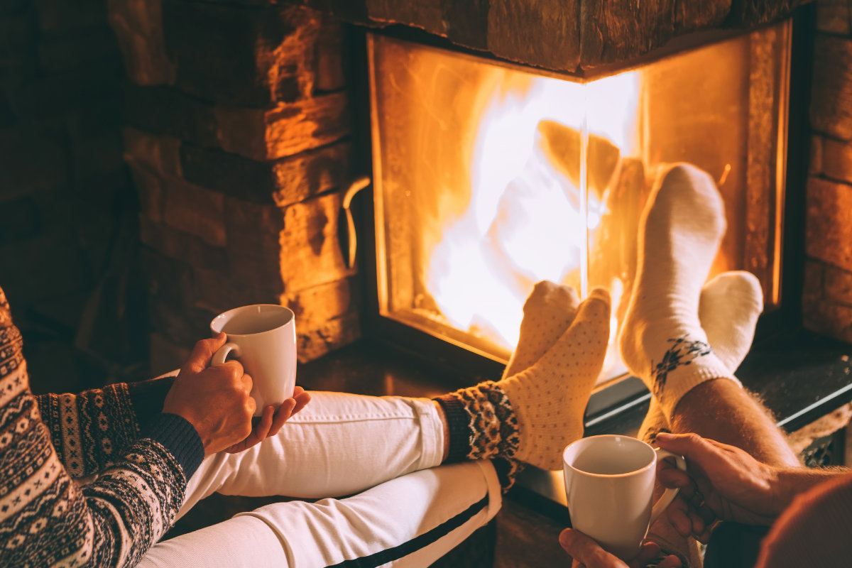 Rilassarsi vicino al camino