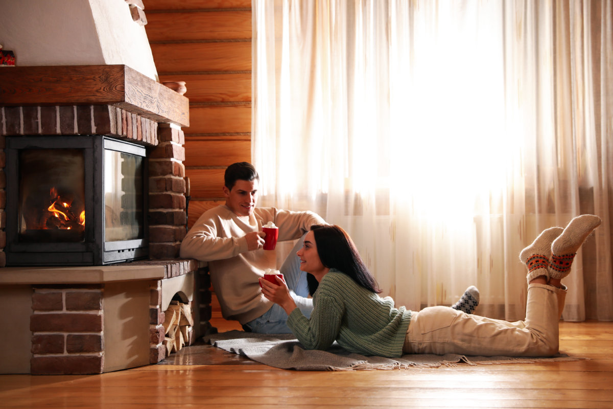 Rilassarsi davanti al camino