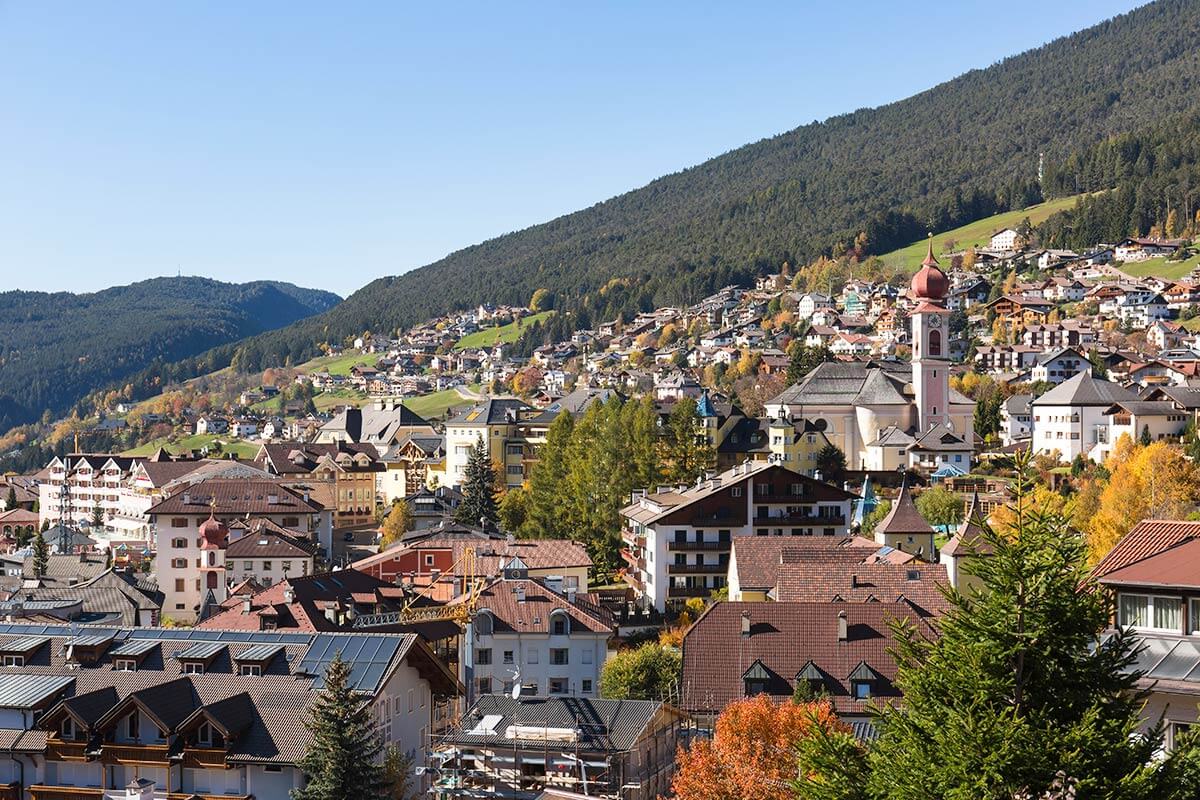 Vista sulla chiesa di Ortisei